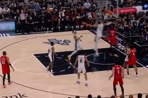 就是玩！文班亚马疑似失位直接身后钉板大帽霍勒迪上篮