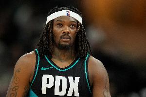 差距明显！开拓者全队首节三分12投2中&命中率16.7% 马刺10中4