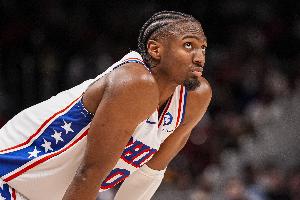 伤不起啊！马克西跪在地上捂着脸 看着很痛苦