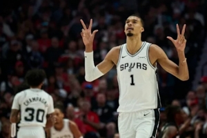 马刺4比1开拓者：甚至让文班练兵？