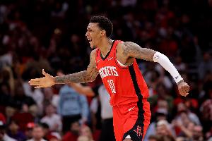 全队最稳火力点！小史密斯半场8中3拿到10分2板1助2帽