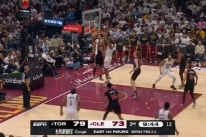 不管我？莫布里自己运球突破暴扣 骑士打出一波8-0