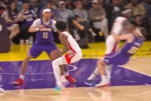 防守端也秀一个！里夫斯倒地造成芬尼-史密斯进攻犯规