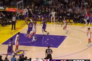 打破困局！詹姆斯冲击篮筐奋力杀伤 并造成伊森个人第4犯