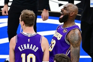 杨毅：詹姆斯是树 肯纳德是藤  没树藤盘不上去 还得指望詹姆斯