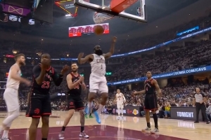 积极性拉满！哈登底线埋伏拼得进攻篮板 强起打成2+1