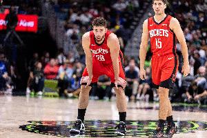 申京：我们不断学习研究湖人的防守&寻找破绽 我对自己的表现满意