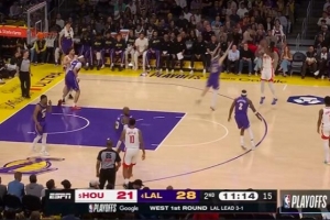 转起来了！芬尼-史密斯飙中个人系列赛首个三分 此前5中0