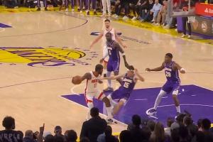 伊森突破被裁判吹罚进攻犯规 乌度卡挑战成功&里夫斯防守犯规