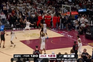 杀死自己！最后时刻猛龙落后5分 巴雷特接球三分出手前已踩线