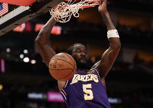 艾顿：我们的节奏被打乱了 错失投篮机会确实让我们有些泄气