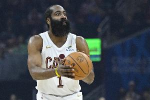 闹麻了啊！哈登再次失误 个人半场第5个了