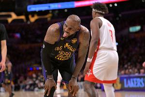 火箭自信日益增长？詹姆斯：问年轻人吧 我太老了懒得管这种闲事