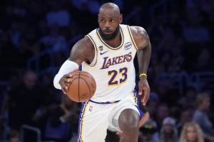 迟暮！媒体人：詹姆斯上篮是0.5倍速慢放 被谢泼德断后已无力回追