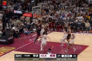 防不住攻来补！米切尔反击一条龙绕球过人上篮得手 带队追到2分