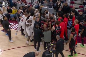 哈登捡球巴雷特不让！双方起冲突！骑士全员冲向猛龙替补席！