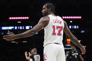 开窍了！谢泼德突破分球 伊森坚决出手底角压哨三分命中！