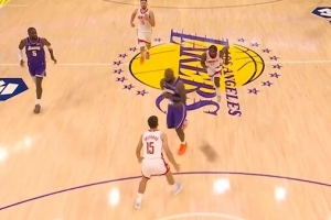 抓防守反击！谢泼德分球失误 詹姆斯妙传八村塁飞身暴扣得分