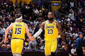 詹姆斯：里夫斯一个月没打球了 一些投篮出手短了这可以理解