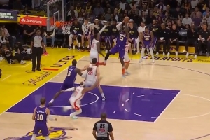 这滞空！詹姆斯借掩护碾到篮下 腾空后仰下坠出手打进