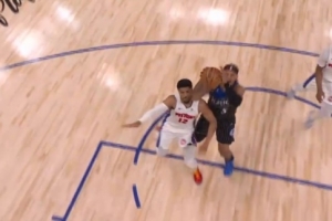 身体控制能力极强！班凯罗突破靠着托哈随手一抛打进并造犯规