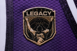 叠个BUFF！湖人官方晒詹姆斯本场所穿球衣 印有Legacy补丁