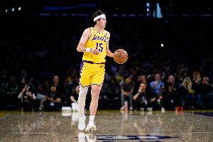 复出状态不错！里夫斯半场6中3拿到11分2板6助