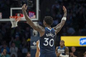 唯一持球点压力不小！兰德尔17中6贡献18分4板5助 正负值+15
