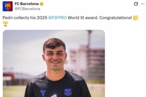 巴萨官方晒照：佩德里领取国际足联2025年度最佳阵容奖杯