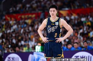 媒体人：胡明轩做出表率无愧队长之名 特别是他的态度和激励作用