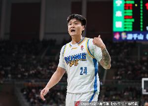 媒体人：北京太富裕了 阿隆德斯/杰曼等人轮着来 赵睿都边角蹲着