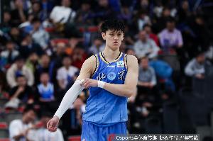 媒体人：曾凡博的对位优势是广东不好解决的 有他没他完全不一样