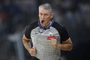 NBA官方：福斯特将担任森林狼VS马刺G2的主裁