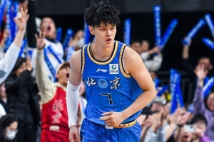 媒体人：杜锋对北京高大前场针对性布防 曾凡博把握了空位3分机会