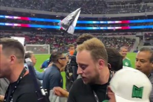 心态崩了!国外阿森纳球迷直接把电视机砸了,还顺带踹了一脚