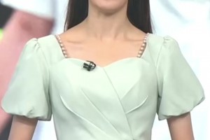 打几分?天足美女主持雪儿身穿连衣裙很清秀端庄