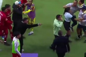 我的眼睛!墨西哥赛场出现粗俗一幕,主教练朝着对方教练摆弄身姿
