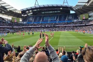 拼尽全力!阿森纳客场球迷在赛后为他们的球员加油助威