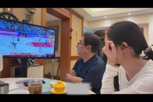 时隔七年重返季后赛并取胜,大批马刺球迷开车上街鸣笛庆祝!