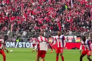 陪孩子玩!凯恩还是有一颗当守门员的心!