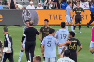 谢尔基:你在英超最美好的回忆是什么?阿扎尔:拿英超冠军!