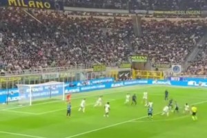 风雨同舟!实拍:做客黄龙体育场的国安远征军制造声浪