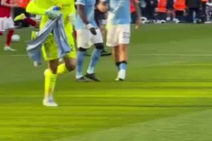 上半场失误送礼!多纳鲁马在下半场开始前向球迷道歉