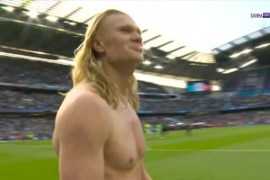 得意的表情!赢下天王山赛后哈兰德披头撒发,脸上写满开心