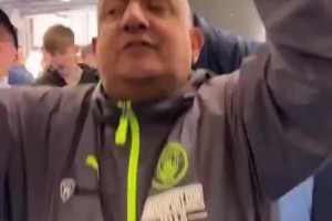 曼城球迷“水瓶哥”赛后狂欢!手持阿森纳水瓶比划“枪手落泪”