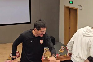 成功绝非偶然!邵佳一指教青岛西海岸时与外援打成一片